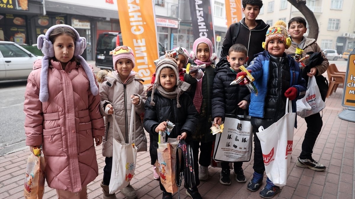 Regaip Kandili sabahında sokağa çıkan çocuklar, “şivlilik” geleneğiyle kapı kapı