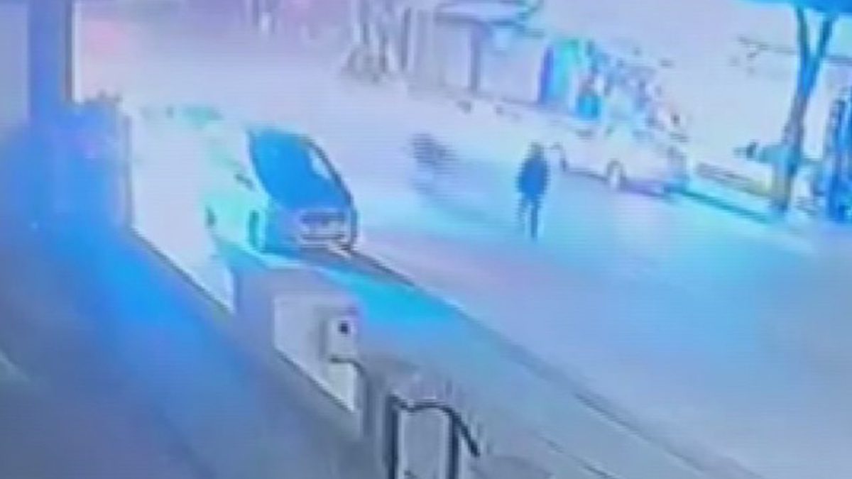 Konya'da yolun karşısına geçmek isteyen çocuğa motosikletin çarptığı anlar güvenlik