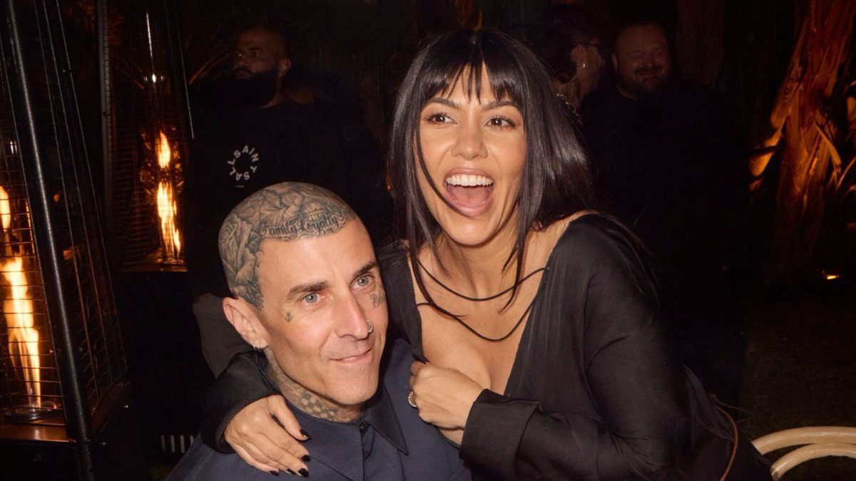 Kim Kardashian'ın kardeşi Kourtney Kardashian, Şükran Günü kareleriyle dikkat çekti.