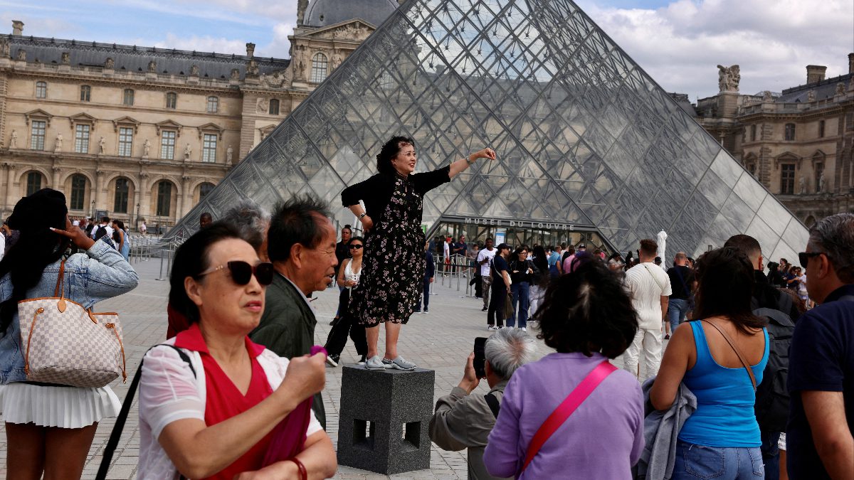 Louvre Müzesi'nde eskiyen su tesisatı nedeniyle Mısır eserleri bölümündeki yüzlerce
