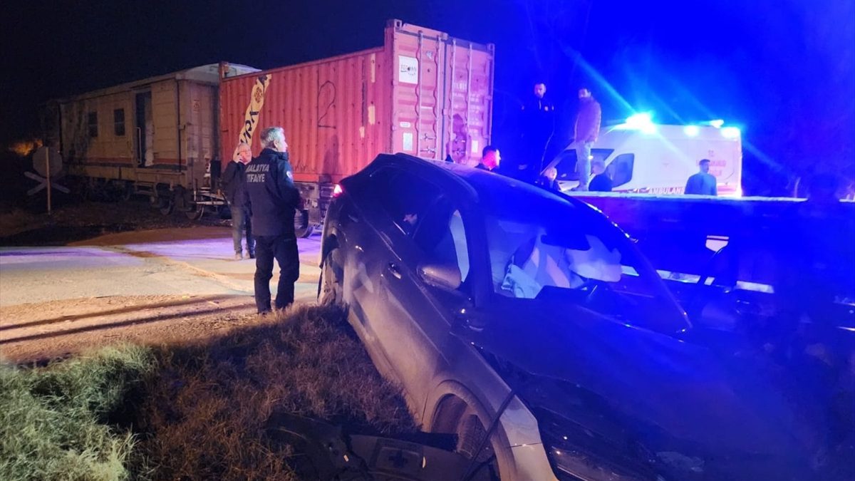 Malatya'da hemzemin geçitte yük treninin otomobile çarpması sonucu yaralanan 5