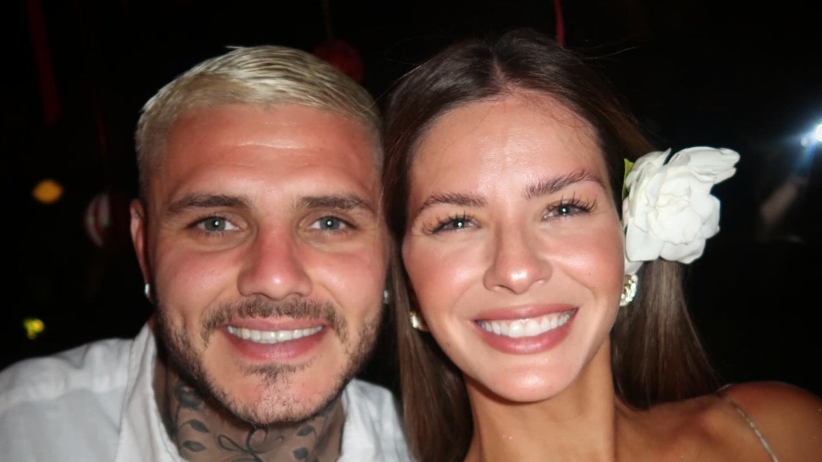 Ünlü futbolcu Mauro Icardi ile sevgilisi China Suarez, evlerinin bahçesinde