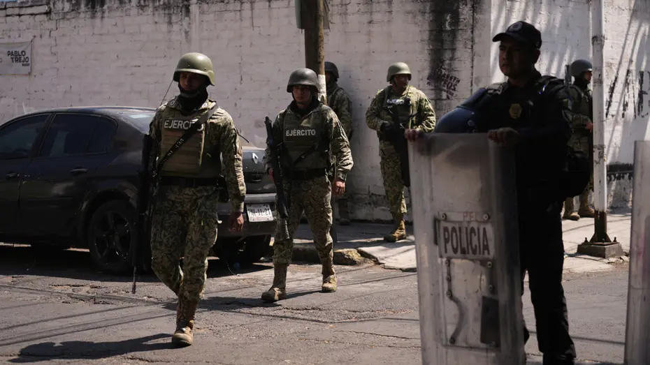 Meksika'nın batısındaki Michoacan eyaletinde bir araç polis karakolunun önünden geçerken