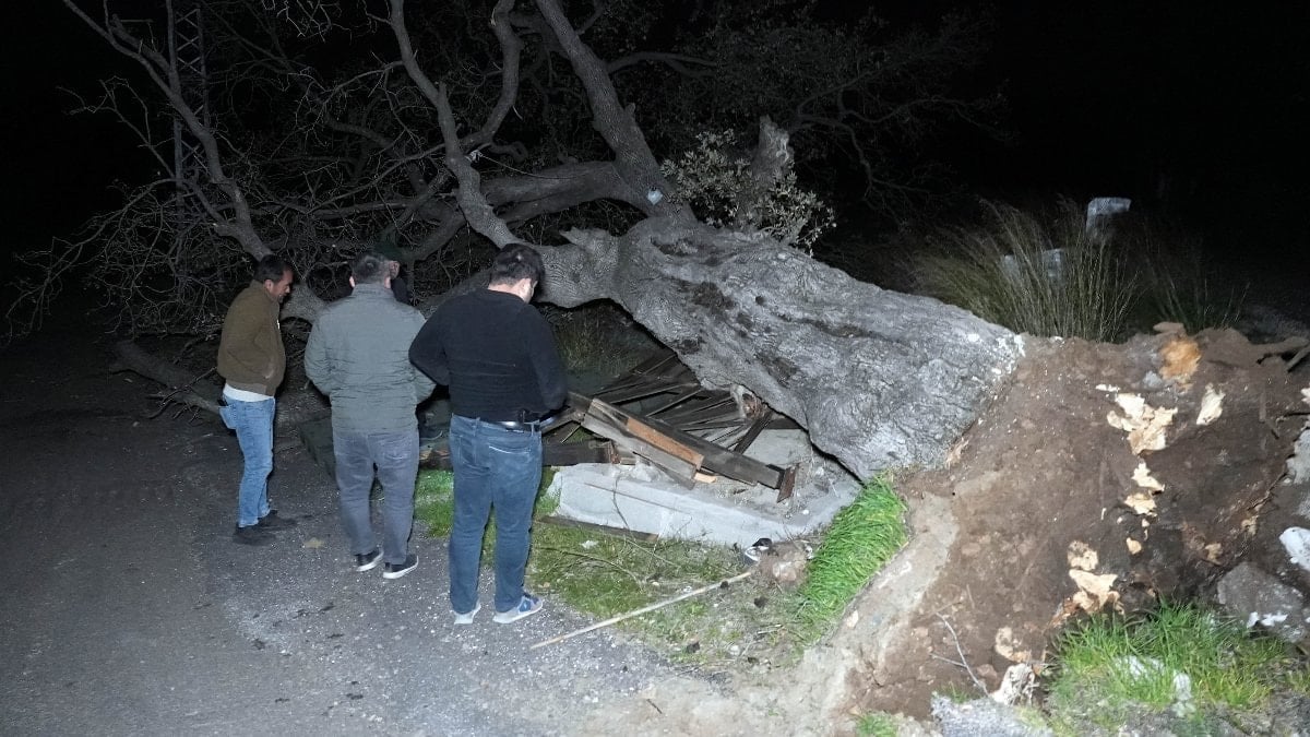 Erdemli ilçesinde etkili olan şiddetli rüzgar yerinden söktüğü bir evin