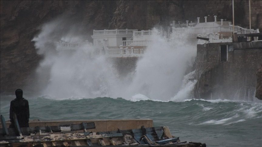 Meteoroloji Genel Müdürlüğü (MGM), Akdeniz'in batısı ve doğusu için fırtına