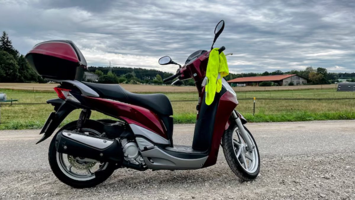 Trafikte zaman zaman motosikletlerin üzerinde sarı renkte bir şal ya