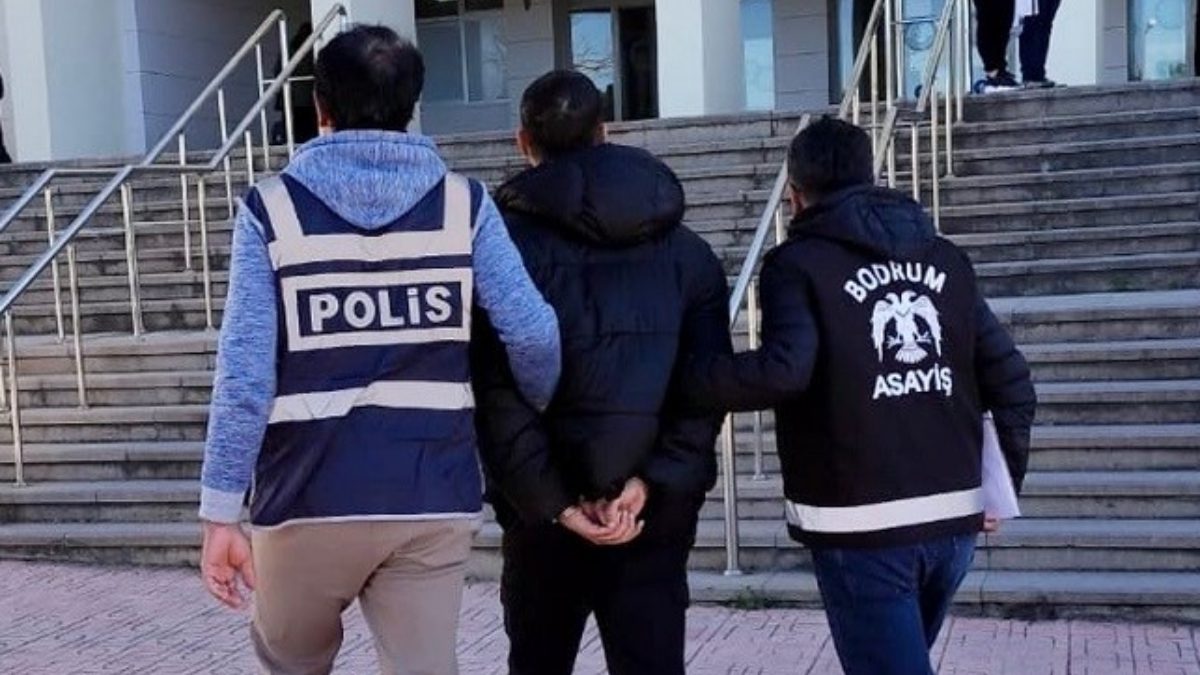 Bodrum ilçesinde sivil trafik denetimi sırasında kendisini durdurmak isteyen polisi