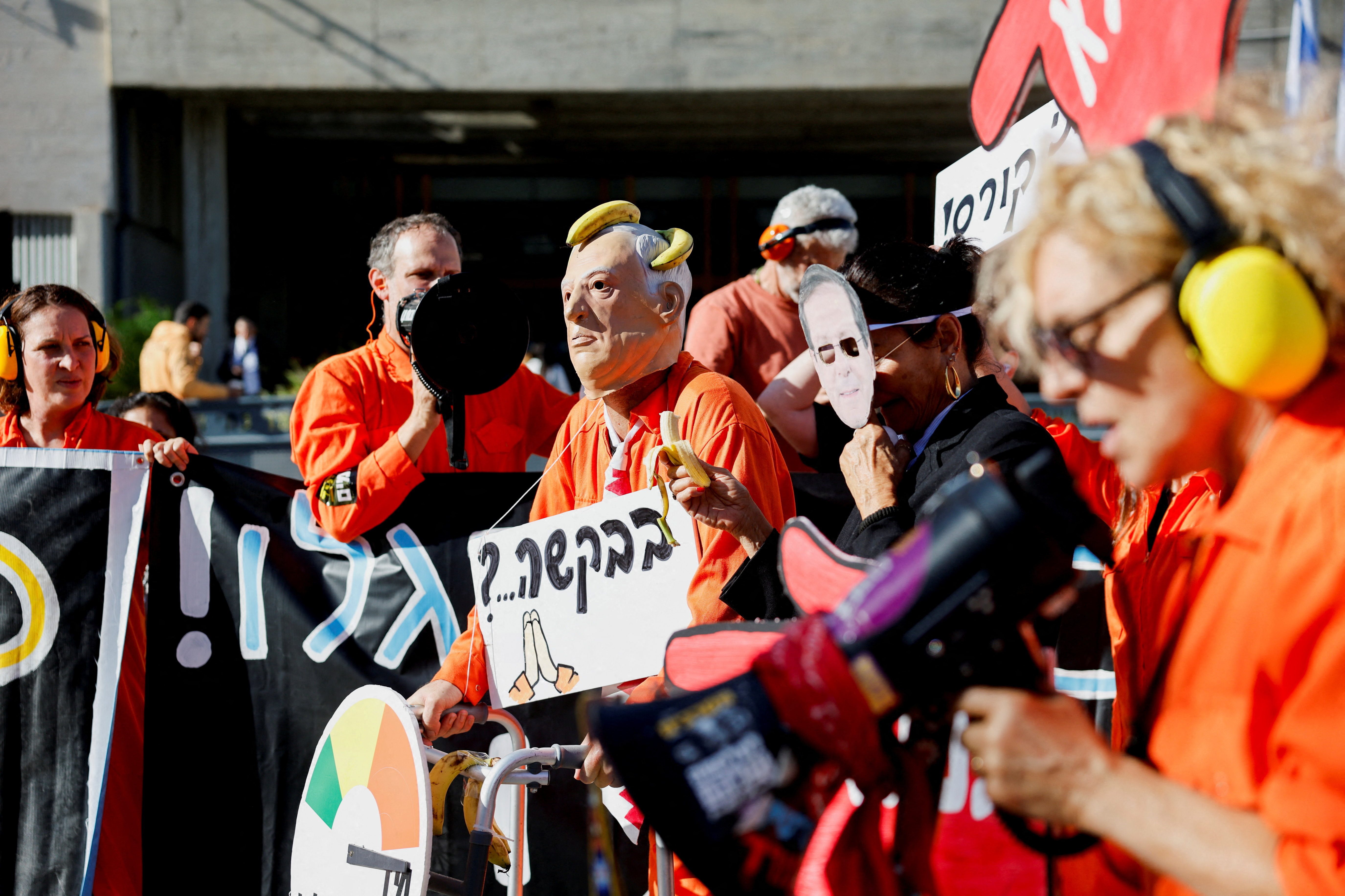 İsrail Başbakanı Binyamin Netanyahu, yolsuzluk davası için gittiği mahkemede protestolarla