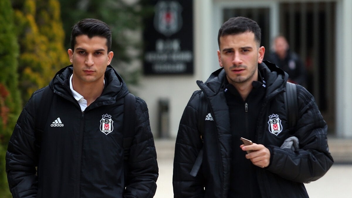 Beşiktaş'ın eski futbolcusu Oğuzhan Özyakup, takımdan ayrılması talep edilen Necip