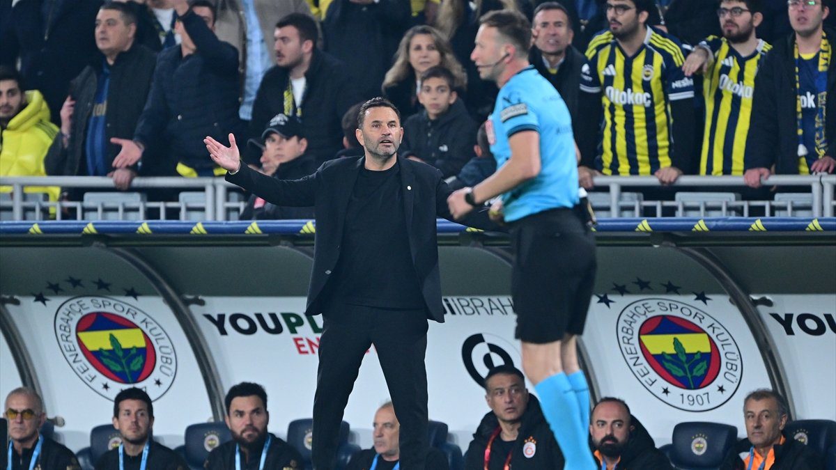 Galatasaray Teknik Direktörü Okan Buruk, Fenerbahçe derbisinin devre arasında sarı
