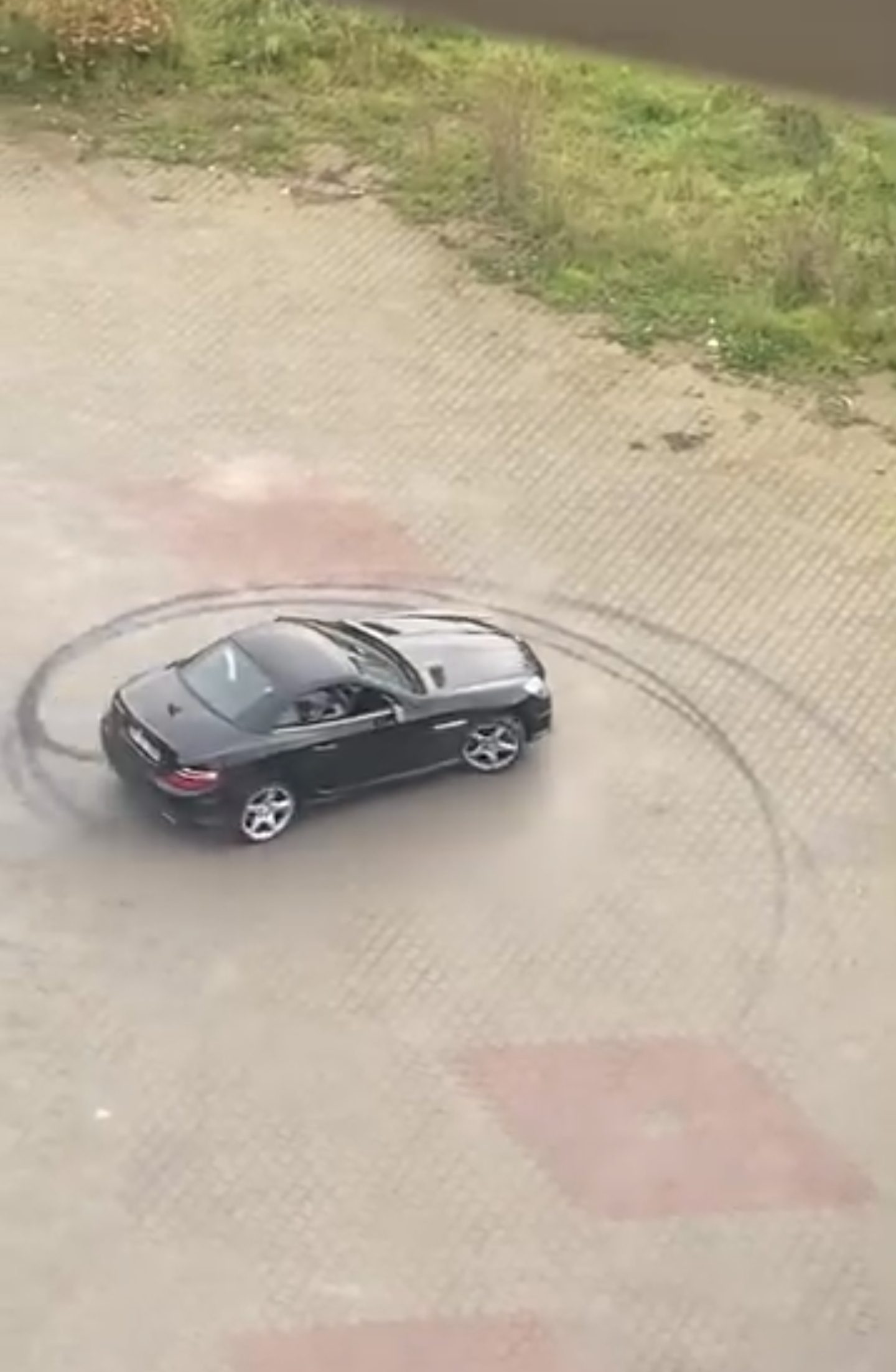 İstanbul'da özel bir hastanede görevli 2 vale müşteriye ait otomobille