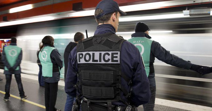 Fransa’da polis, Paris’in merkezindeki üç ayrı metro istasyonunda üç kadını