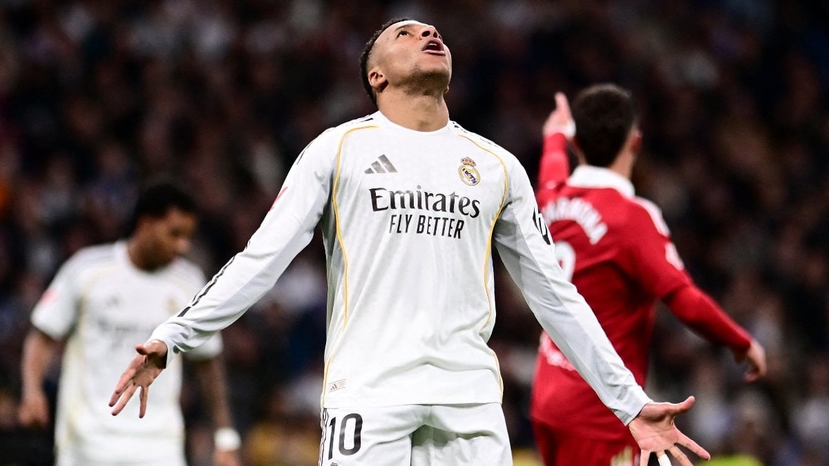 Real Madrid'in başarılı oyuncusu Kylian Mbappe, yaşadığı sakatlık nedeniyle 3
