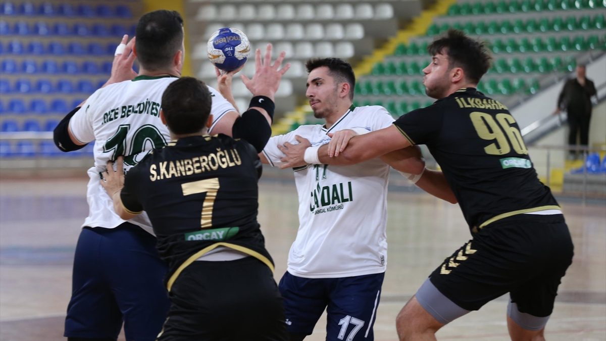 Hentbol Erkekler Süper Ligi'nin 19. haftasında Rize Belediyespor, Güneyspor'u 28-27