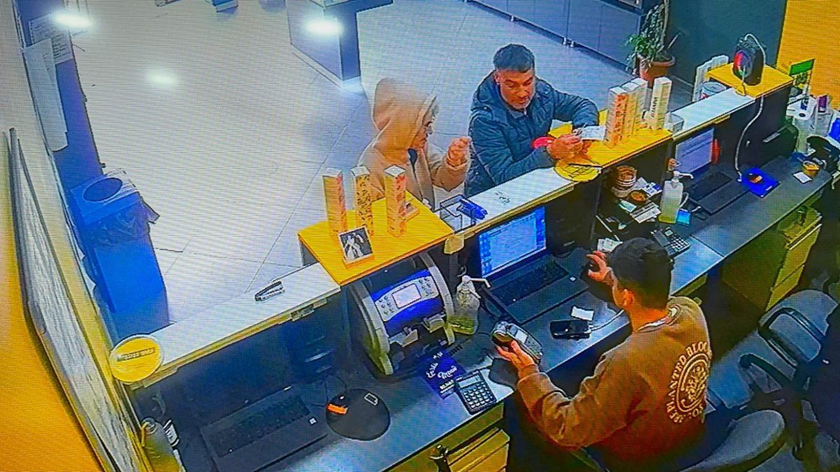 Karasu ilçesinde bir fatura ödeme merkezine gelen şüphelinin, SMA hastası