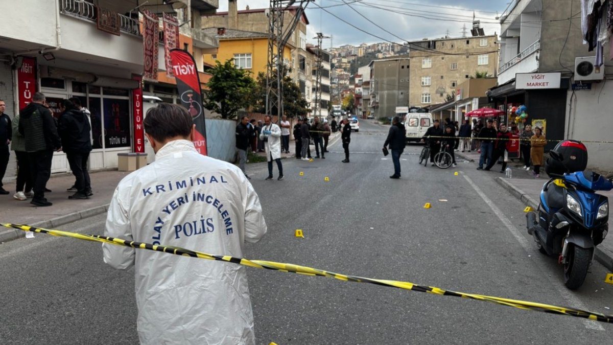 Canik ilçesinde motosikletle husumetlilerinin bulunduğu sokağa gelerek silahla ateş açan