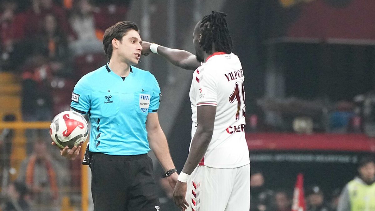 Samsunspor Kulübü, resmi hesabından hakem Mehmet Türkmen'in verdiği iki kararı