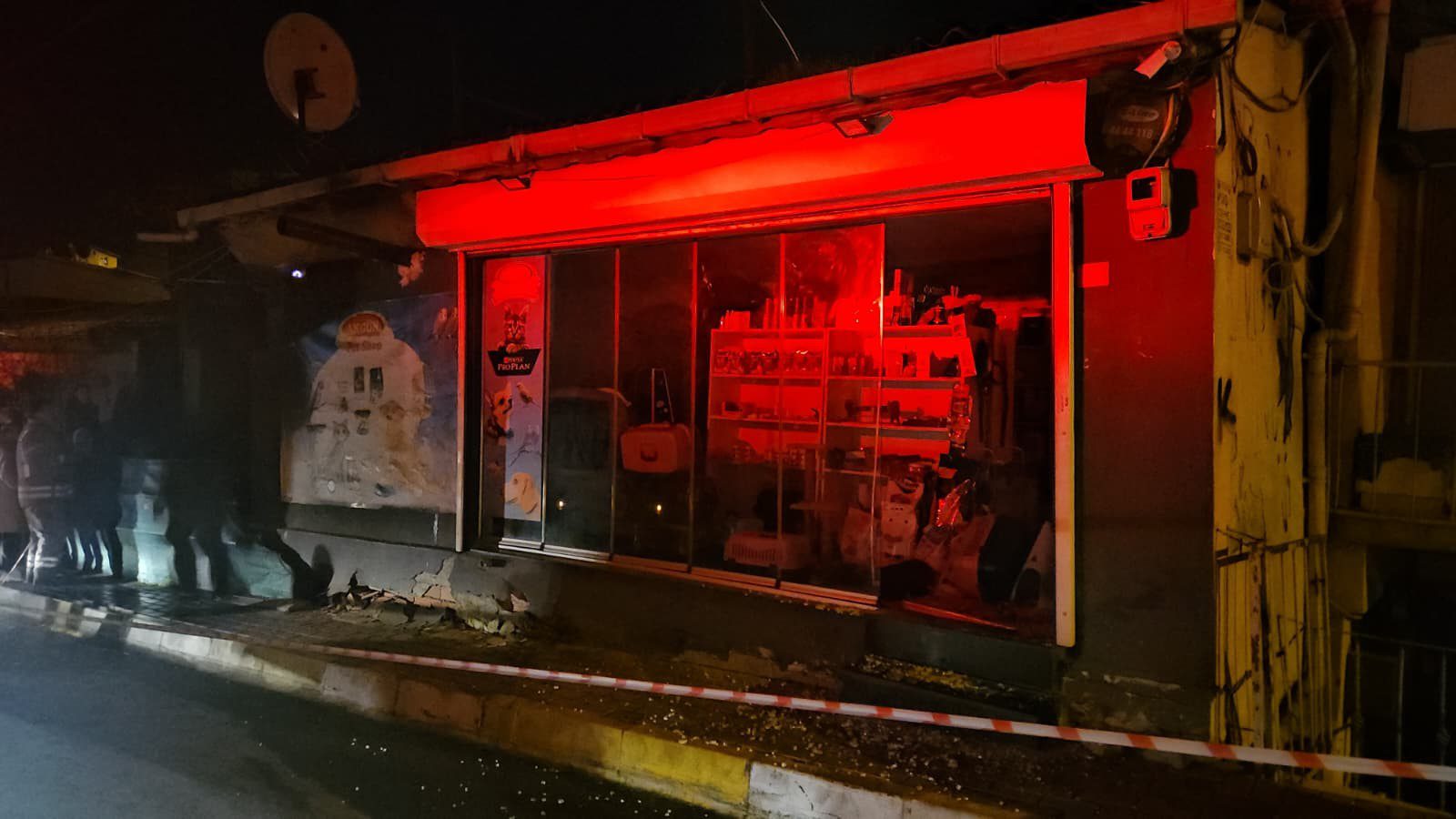 Sarıyer'de, zemininde meydana gelen kayma nedeniyle 2 katlı binanın üst