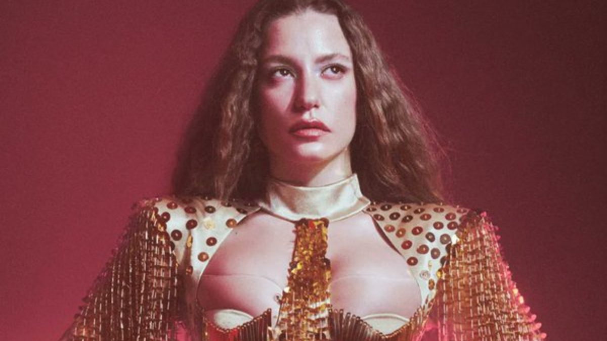 Sosyal medyanın aktif ünlülerinden Serenay Sarıkaya, sevgilisi Mert Demir'le katıldığı