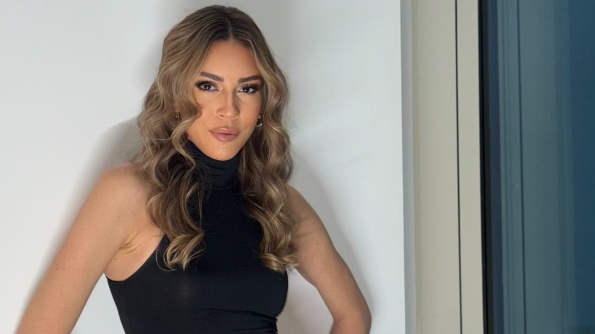 Bakü'de gerçekleşen sinema günlerine katılan Sinem Kobal, hayranları tarafından çiçeklerle