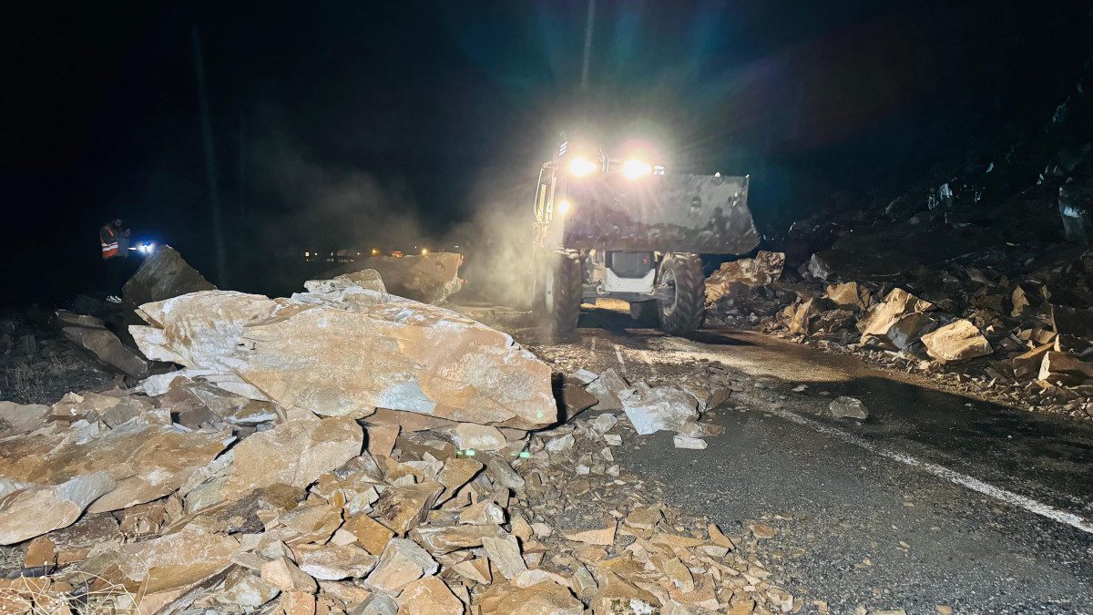 Beytüşşebap ilçesinde akşam saatlerinde aşırı yağış nedeniyle kapanan ilçe yolu