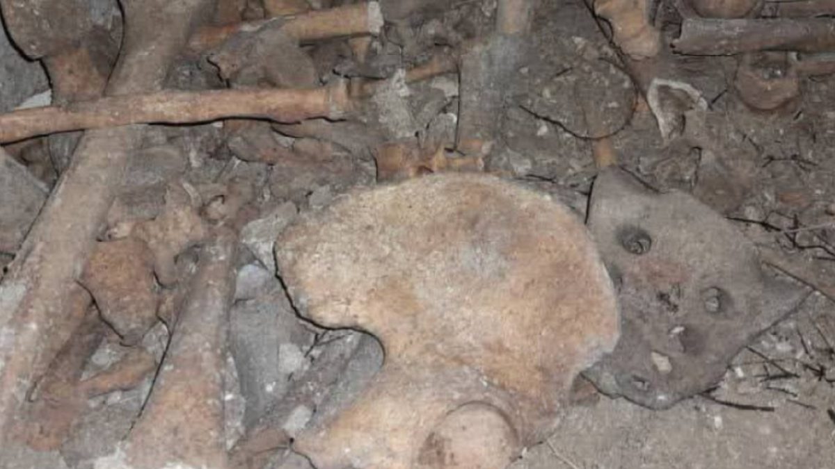 İdlib bölgesinde, Esad rejimi tarafından kullanılan bir binanın altında toplu