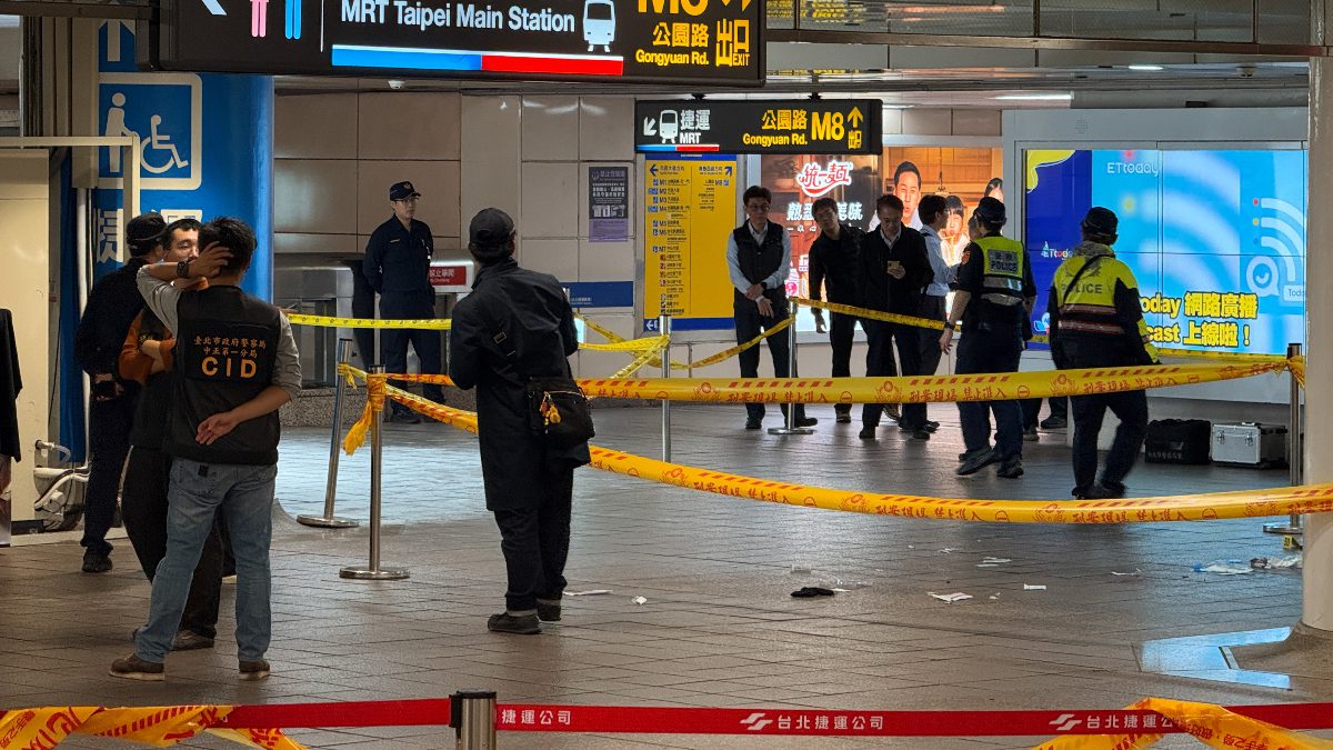 Tayvan’ın başkenti Taipei’de bir metro istasyonunda sis bombası atarak paniğe