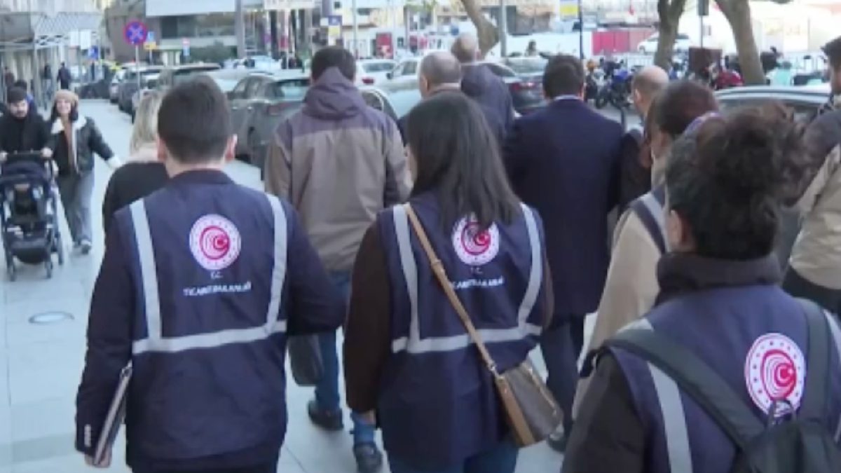 İstanbul'da restoranları denetleyen Ticaret Bakanlığı ekipleri, vatandaşların haklarını korumak için