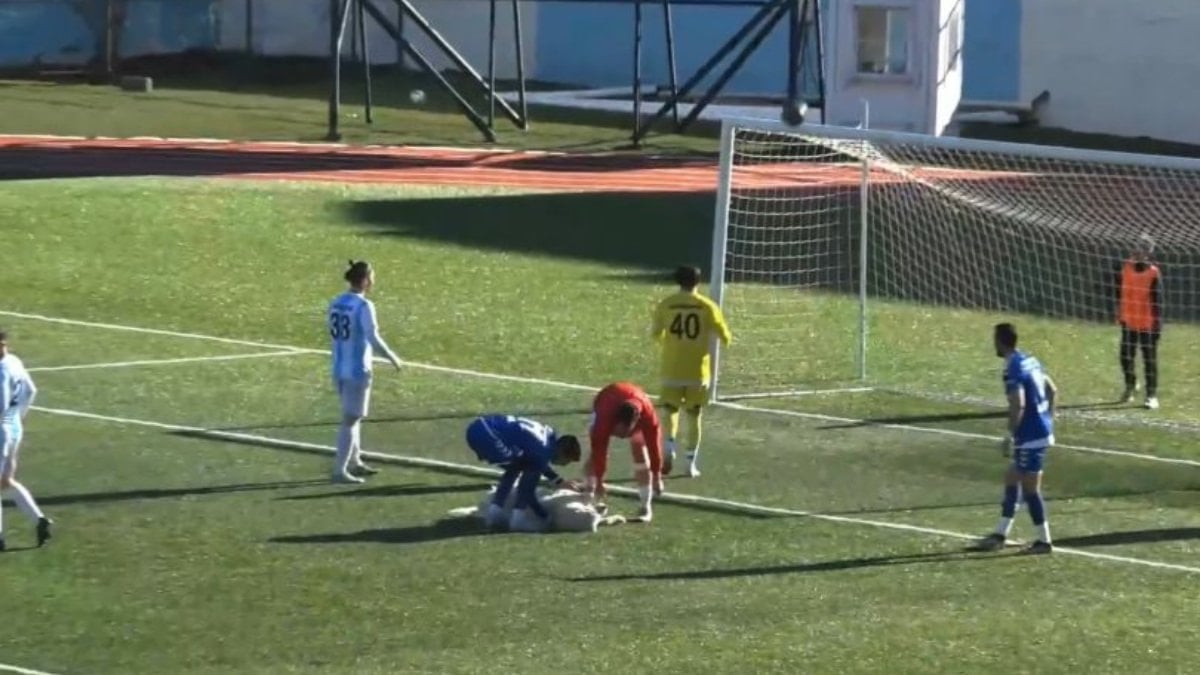 Bölgesel Amatör Lig’de oynanan maçta sahaya giren köpek, güneşin tadını