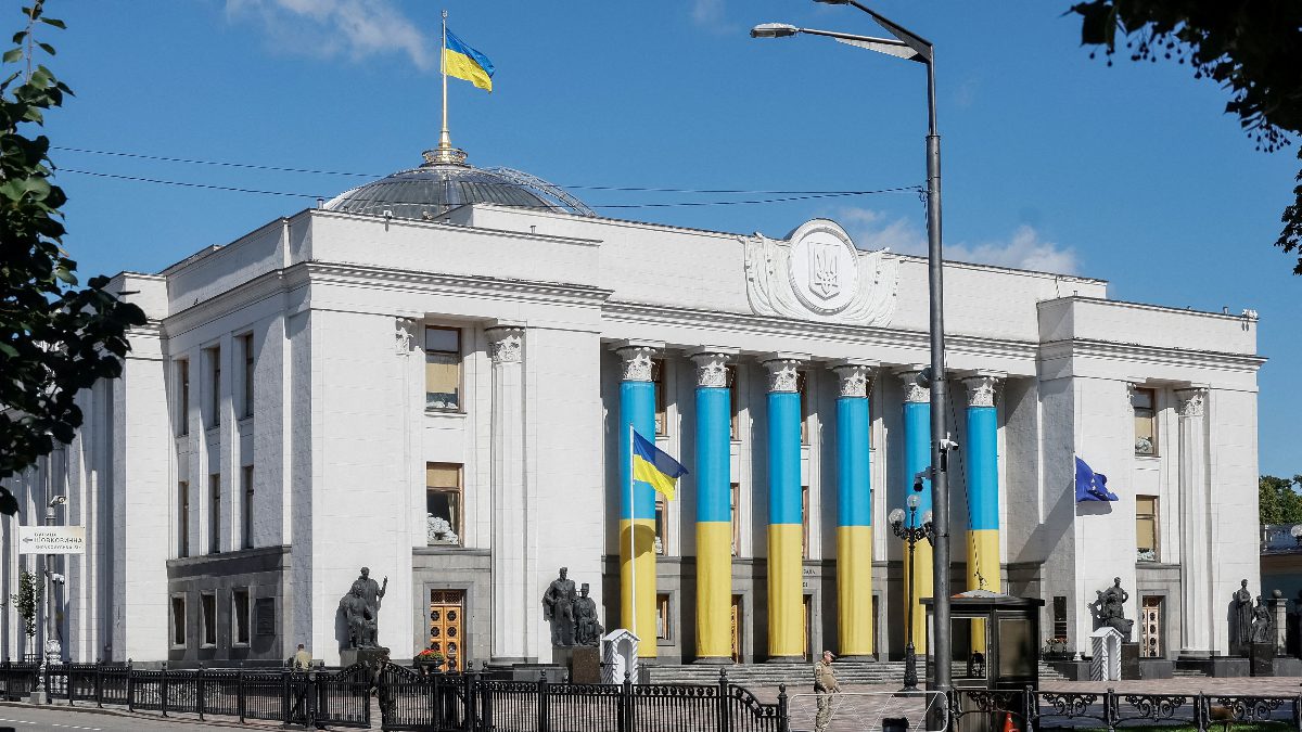 Rusya ile savaş sebebiyle Ukrayna'da devam eden sıkıyönetim sürecinde devlet