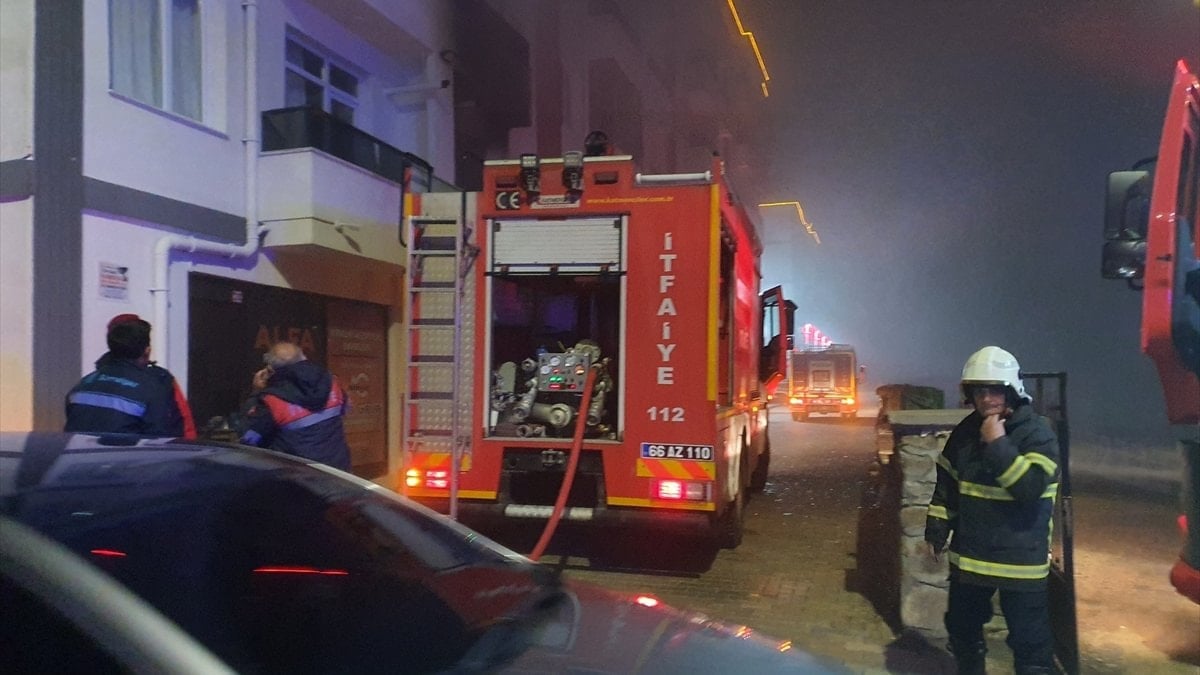 Yozgat'ta apartman dairesinin mutfağında meydana gelen patlama sonucu çıkan yangında