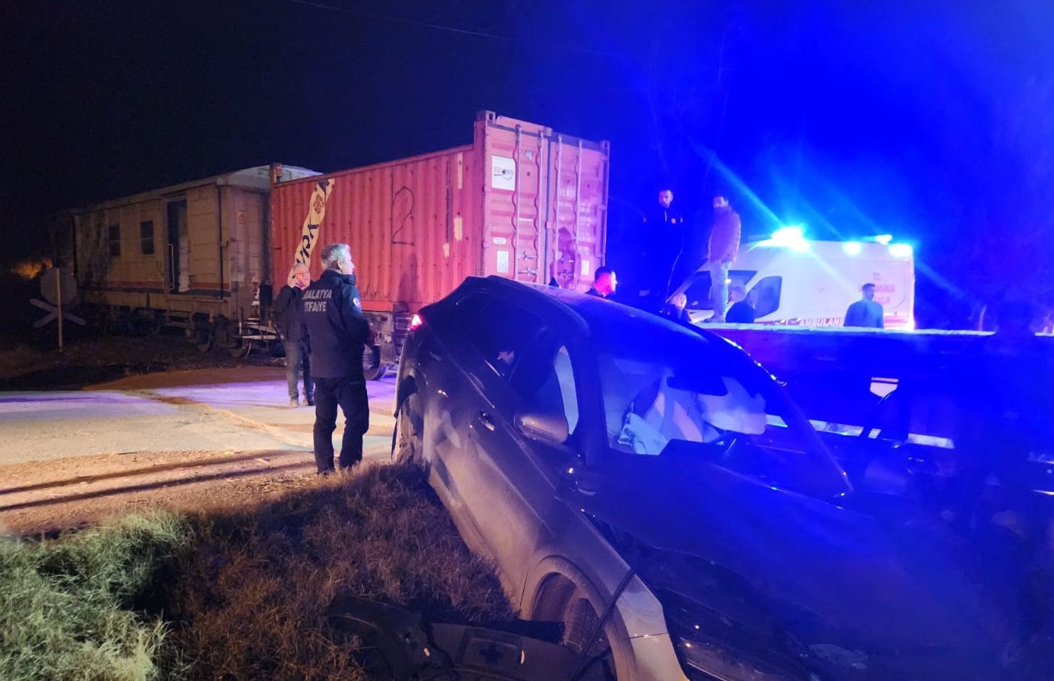 Malatya'da yük treninin hemzemin geçitte otomobile çarpması sonucu 5 kişi