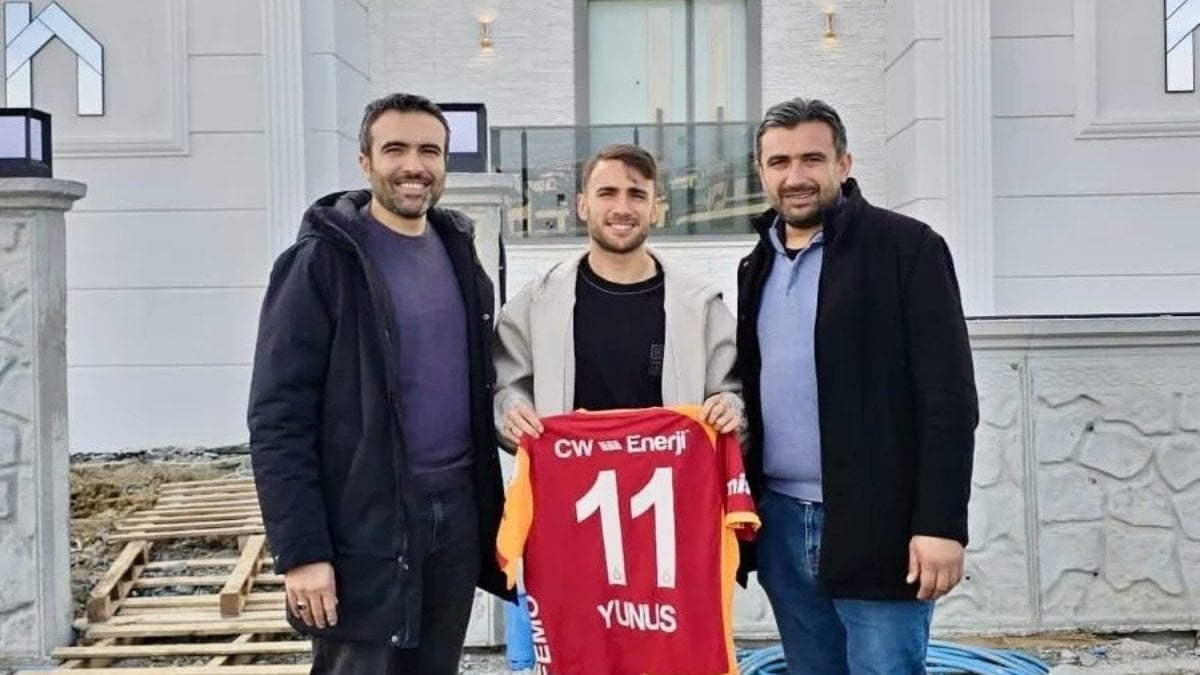Galatasaray'ın milli oyuncusu Yunus Akgün, yeni satın aldığı villanın önünde