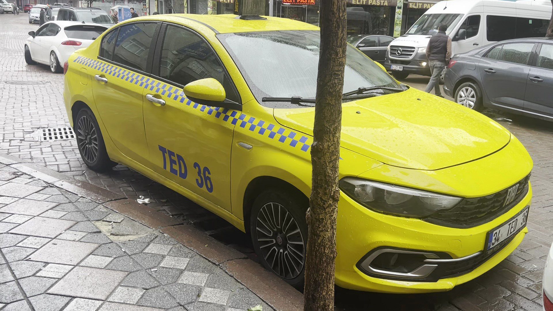 İstanbul Zeytinburnu'nda işten dönen taksici, evinin yakınlarında bıçaklanarak öldürüldü.