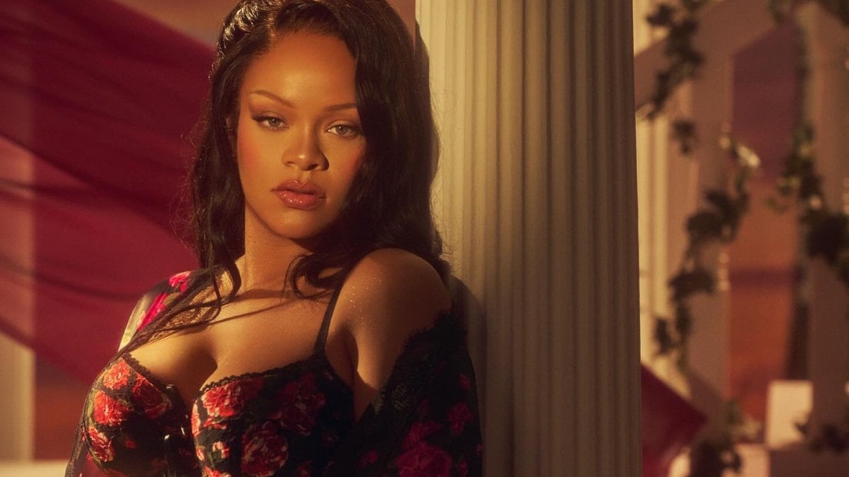 Dünyaca ünlü yıldız Rihanna, Instagram’da paylaştığı cesur kareleriyle herkesi şaşırttı.