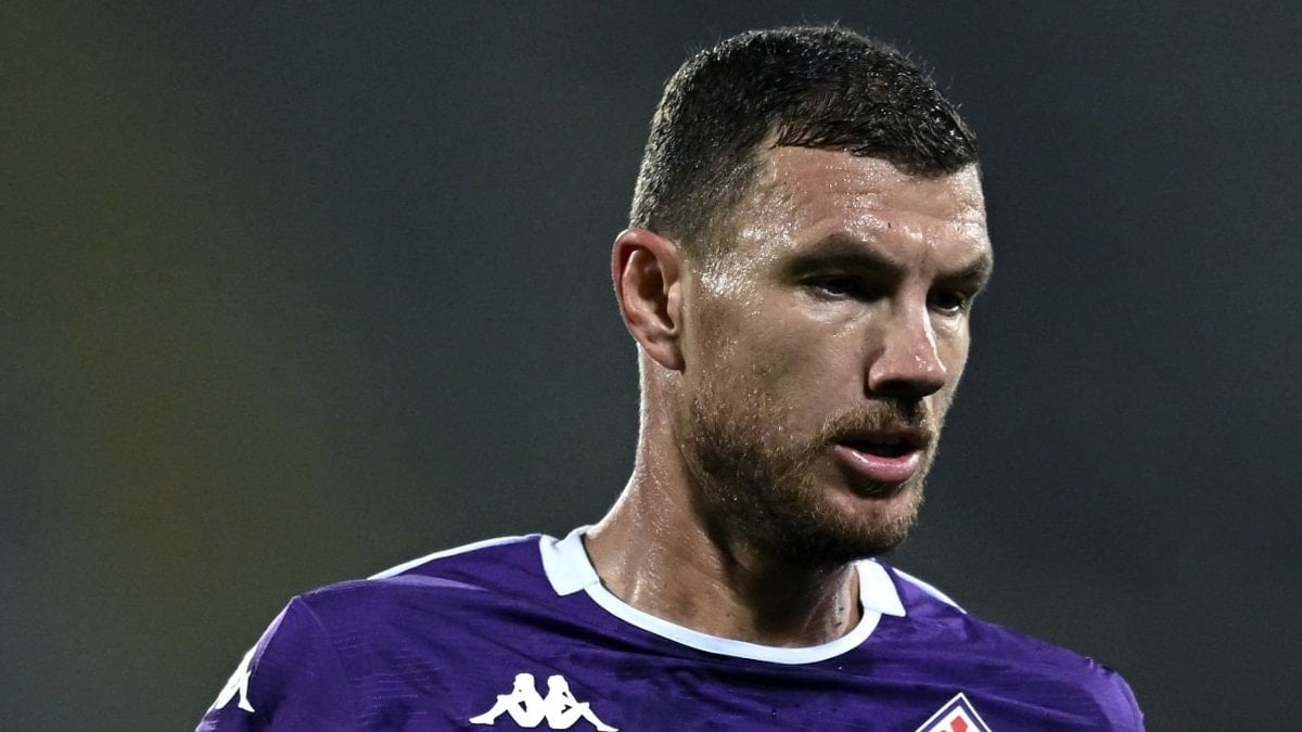 Fenerbahçe'nin eski forveti Edin Dzeko, sürpriz bir transfere imza atmaya