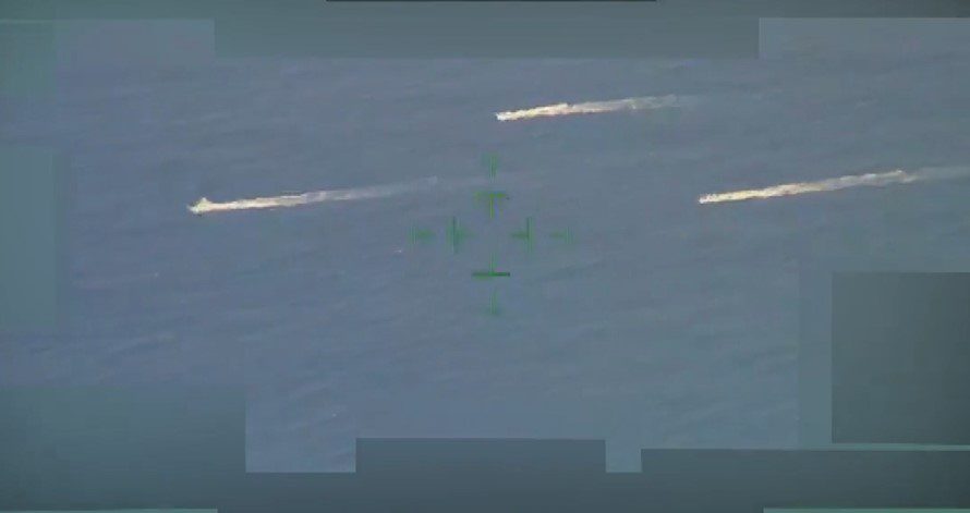 ABD ordusu, Karayipler Denizi'ndeki uluslararası sularda konvoy halindeki üç tekneyi