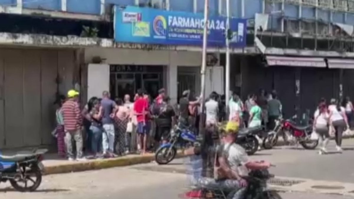 ABD’nin Venezuela’ya yönelik saldırısının ardından başkent Caracas’ta halk, temel ihtiyaç