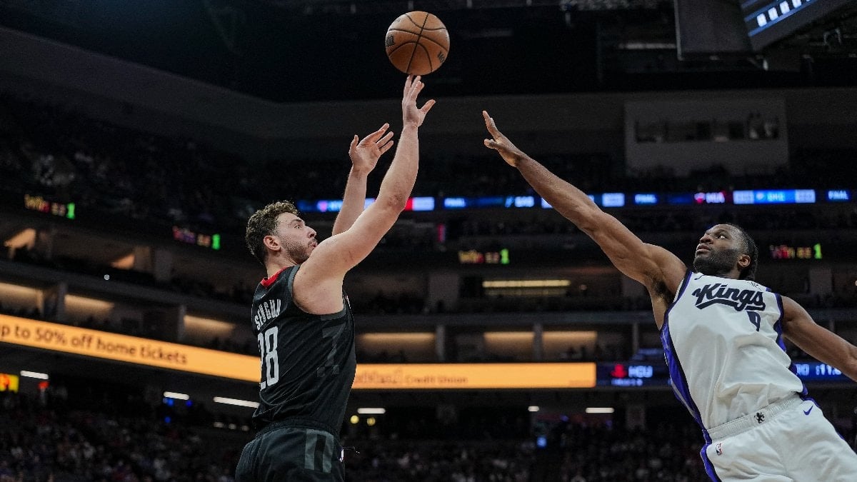 Sacramento Kings, Houston Rockets'ı 111-98 mağlup ettiği maçta Alperen Şengün,