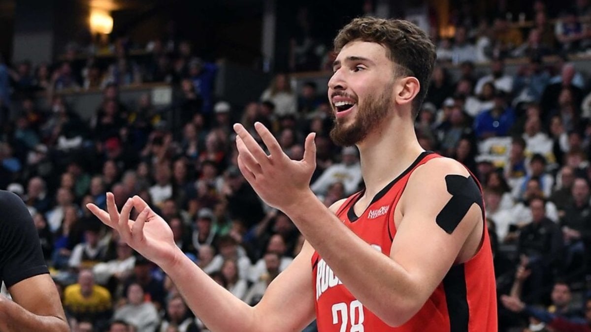 Dallas Mavericks ile cumartesi günü yapılan maçın ilk dakikasında sağ