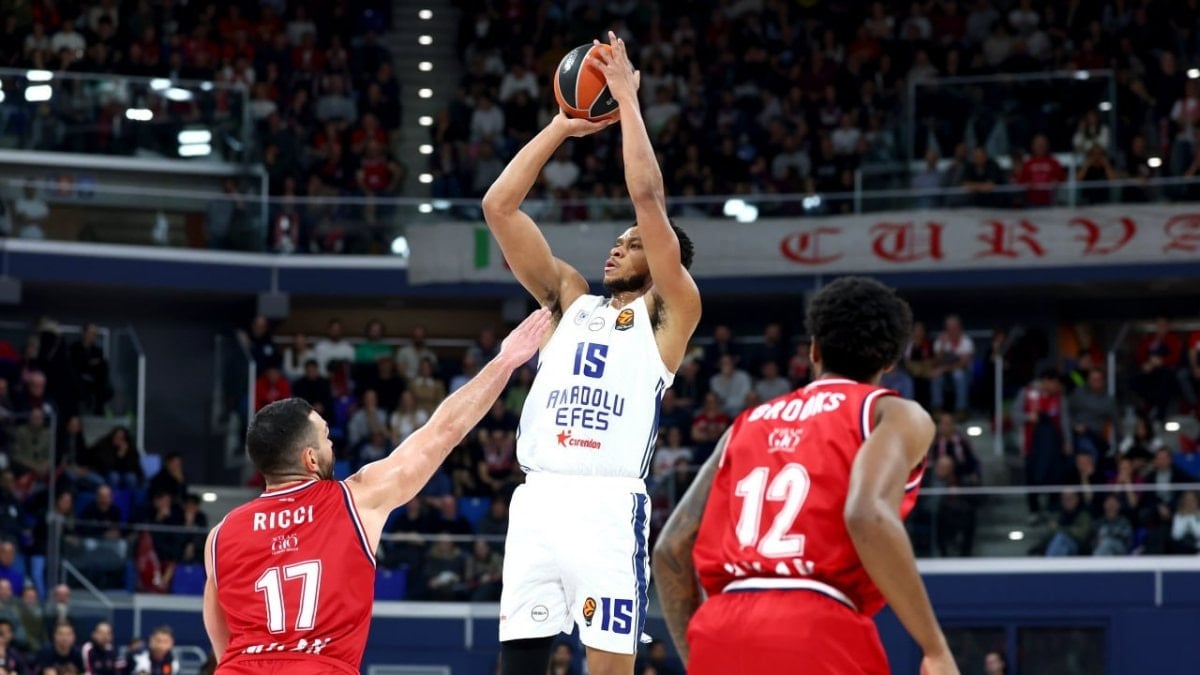 Anadolu Efes, EuroLeague'in 21. haftasında konuk olduğu Olimpia Milano'ya 87-74