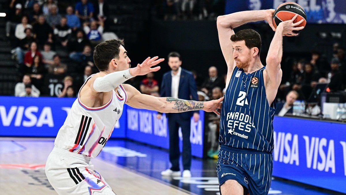 Anadolu Efes, EuroLeague'in 20. haftasında konuk ettiği Paris Basketbol'a 84-79