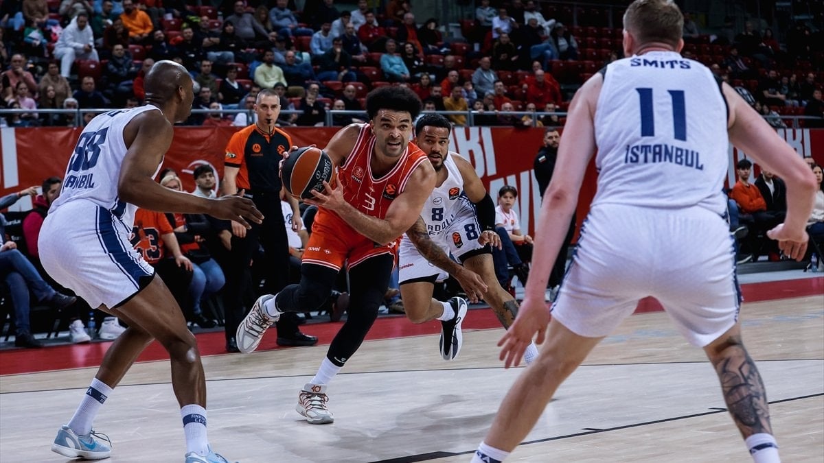 Anadolu Efes, EuroLeague'in 23. haftasında karşılaştığı Hapoel Tel Aviv'e 71-66