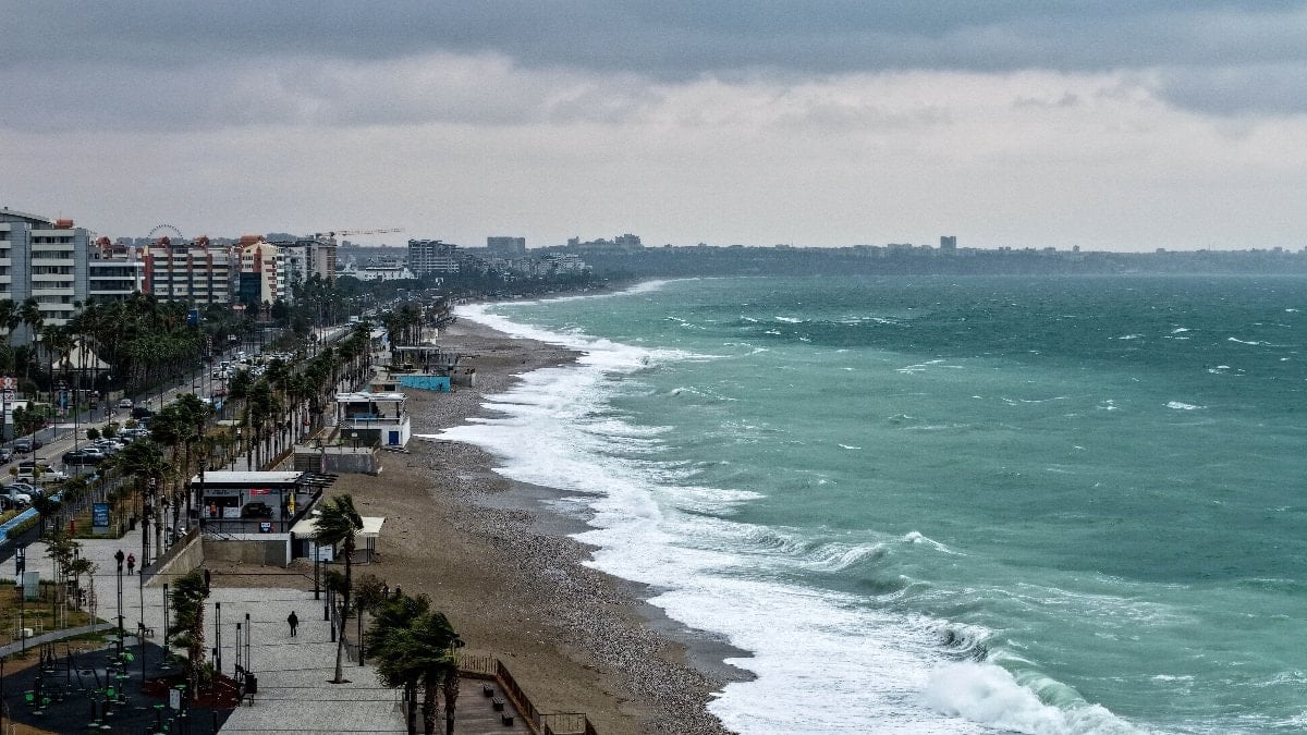 Meteorolojinin 'sarı kod'lu uyarısının ardından Antalya'da öğle saatlerinden itibaren etkili
