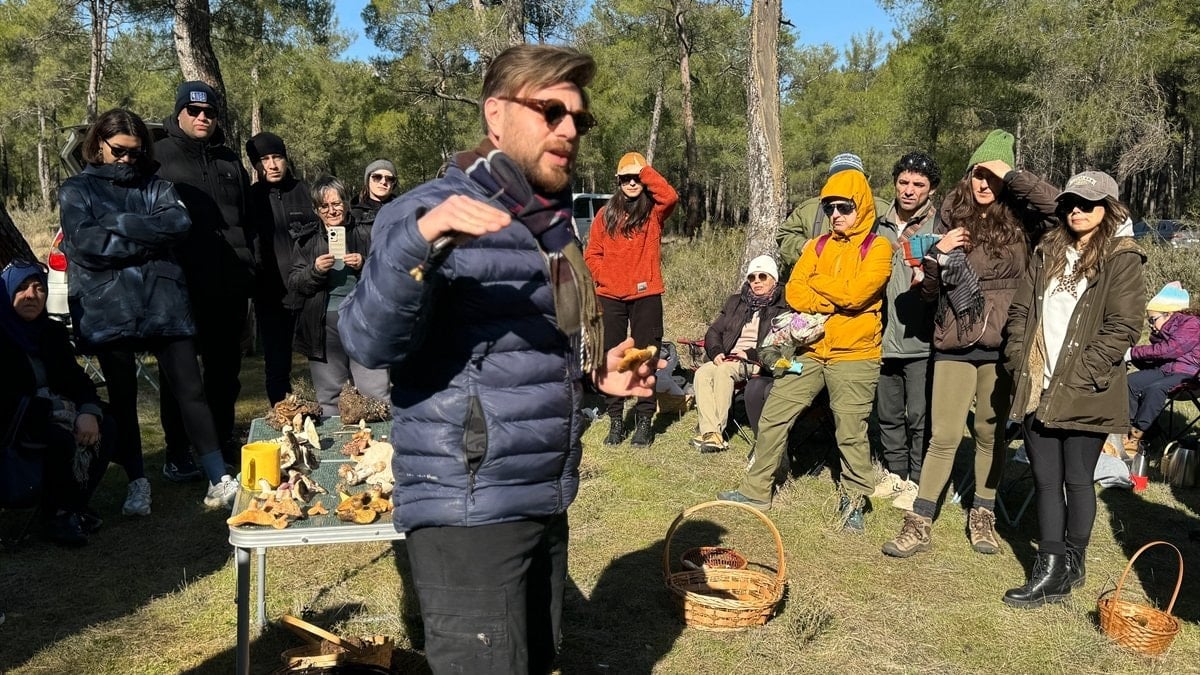 Antalya’da düzenlenen etkinlikte mantar meraklıları, uzman eşliğinde ormanlık alanda mantar