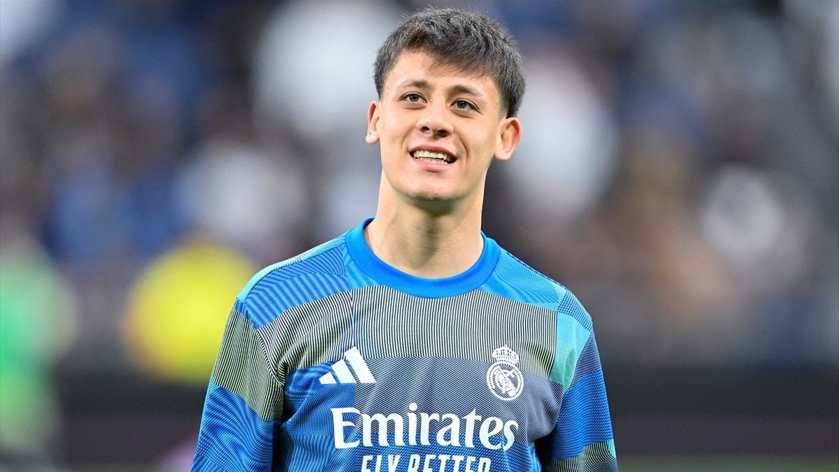 Arda Güler'in maç öncesi ısınma sırasında Real Madrid logosuna basmamaya
