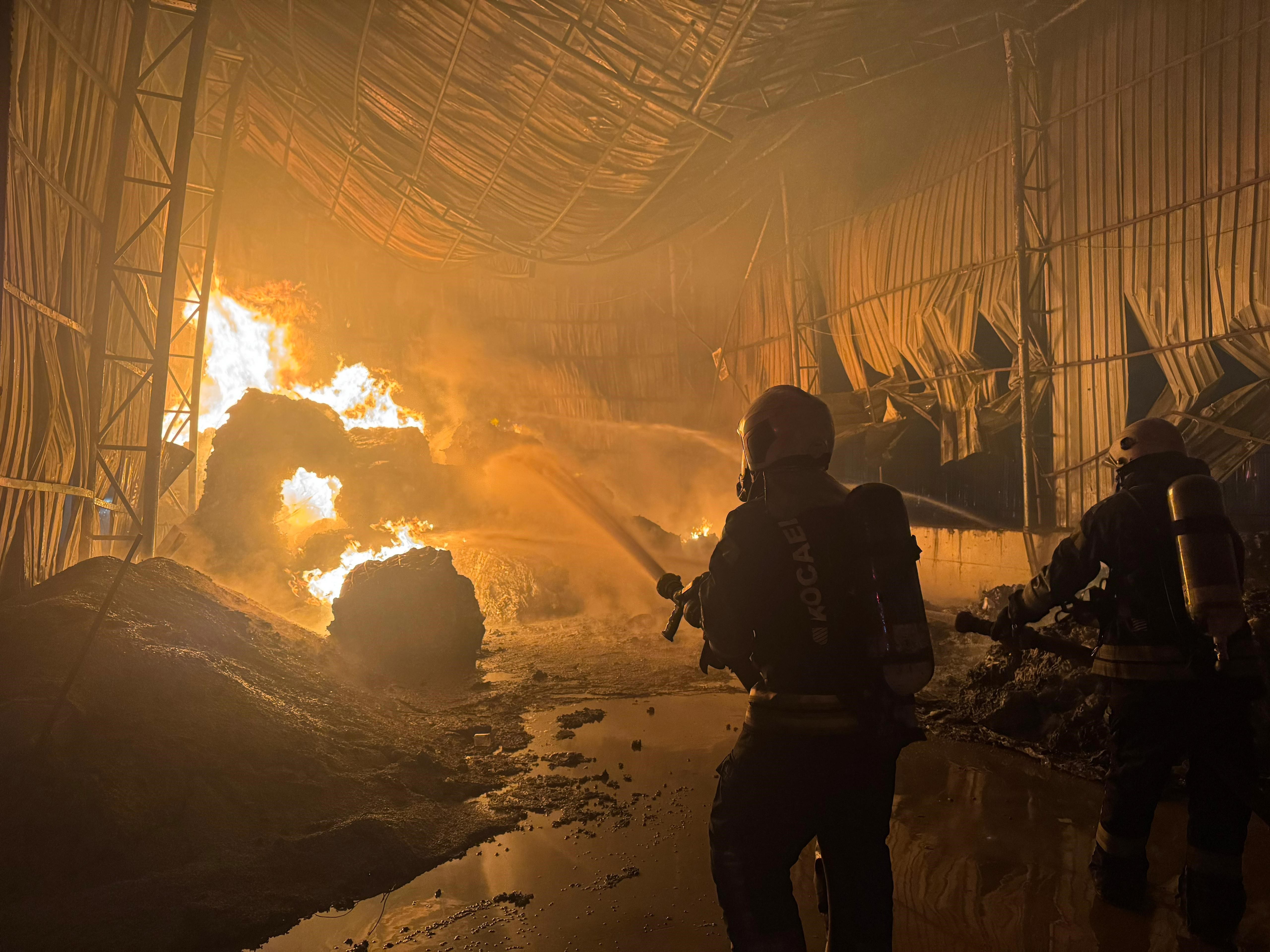 Kocaeli'de bir atık naylon deposunda yangın çıktı. Alevler itfaiye ekiplerinin