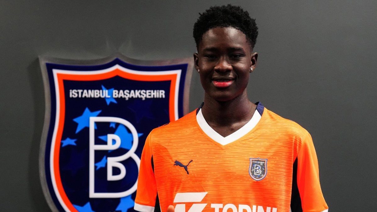 Başakşehir, Gambiyalı genç futbolcu Njie ile sözleşme yeniledi.