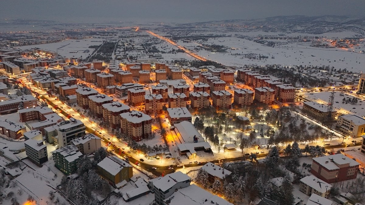 Bingöl’de aralıklarla etkisini sürdüren yoğun kar yağışı, kent merkezini yeniden