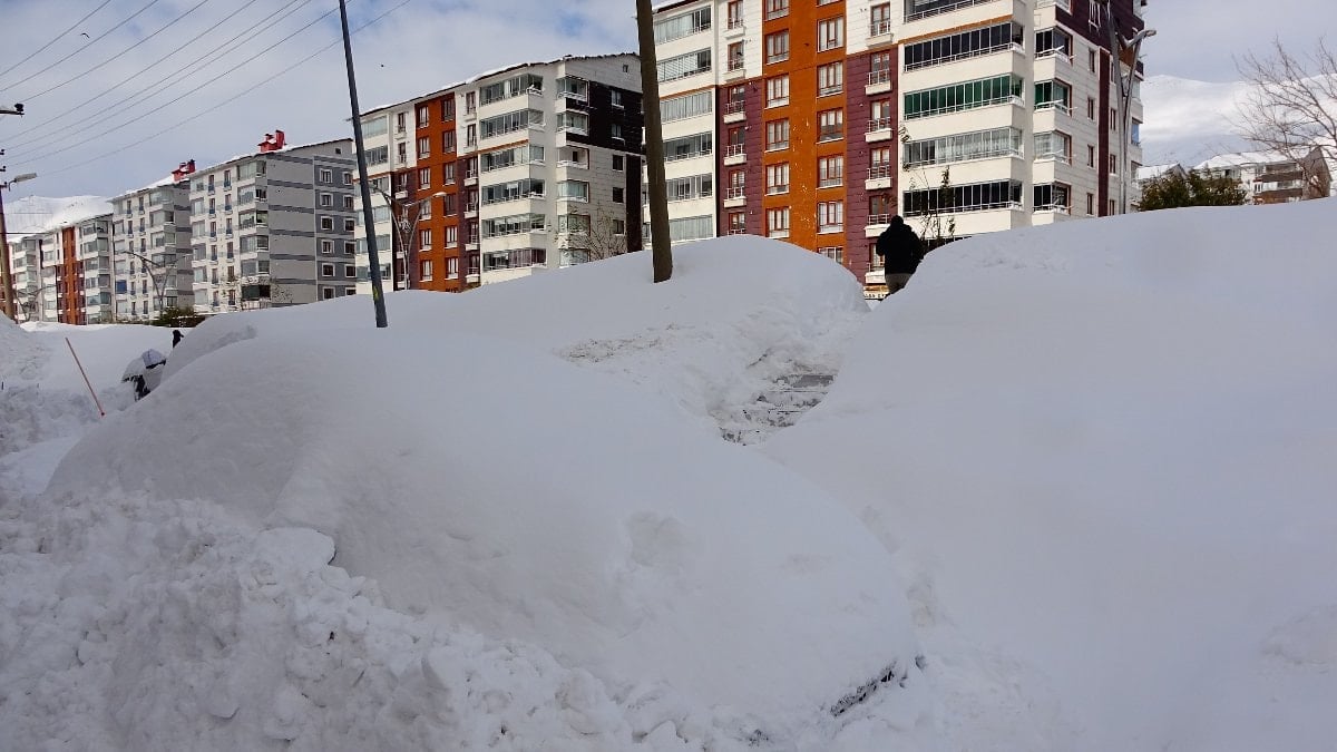 Kentte günlerdir süren kar yağışı yerini soğuk havaya bırakırken, kentte